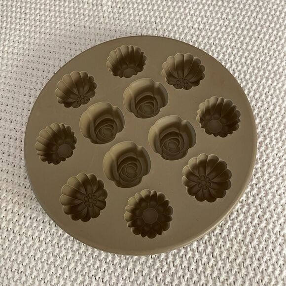 Pampered Chef silicone flower mold cupcakes candy - Picture 2 of 10